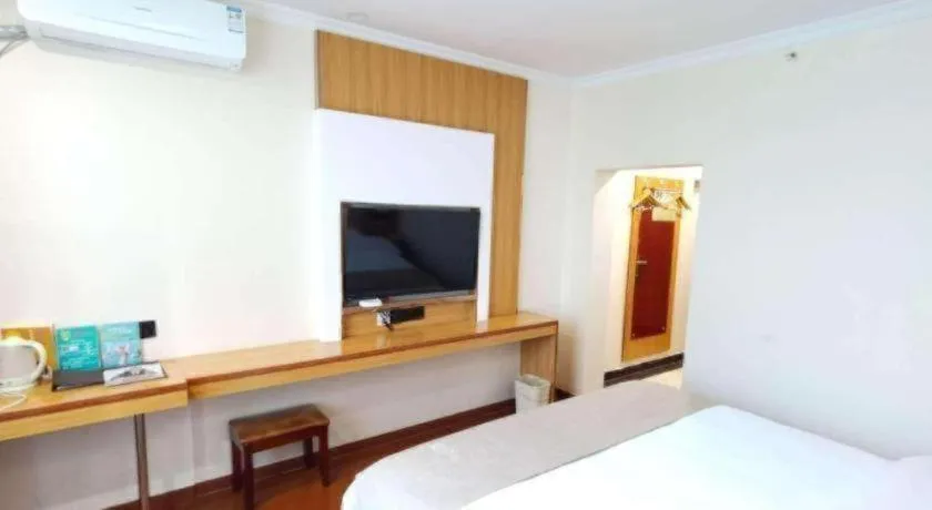 Bed in GreenTree Inn Chongqing Longhu Times Tianjie Xietaizi Metro Station