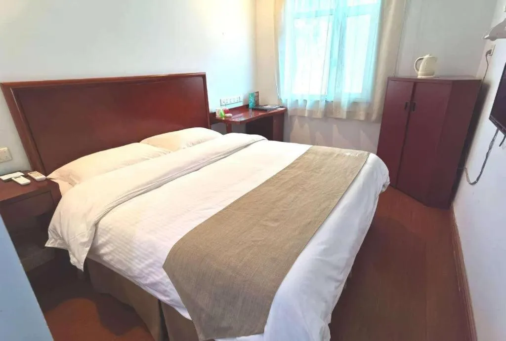 Bed in GreenTree Inn Chongqing Longhu Times Tianjie Xietaizi Metro Station