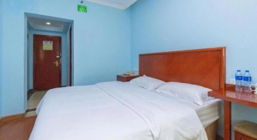 Bed in GreenTree Inn Chongqing Longhu Times Tianjie Xietaizi Metro Station