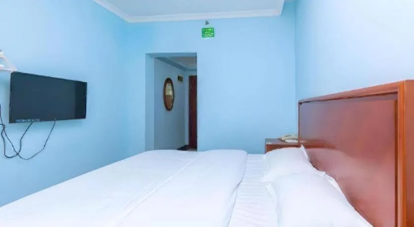 Bed in GreenTree Inn Chongqing Longhu Times Tianjie Xietaizi Metro Station