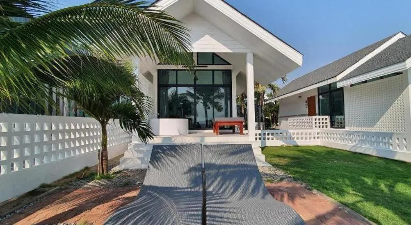 Rattana Pura Beach Resort