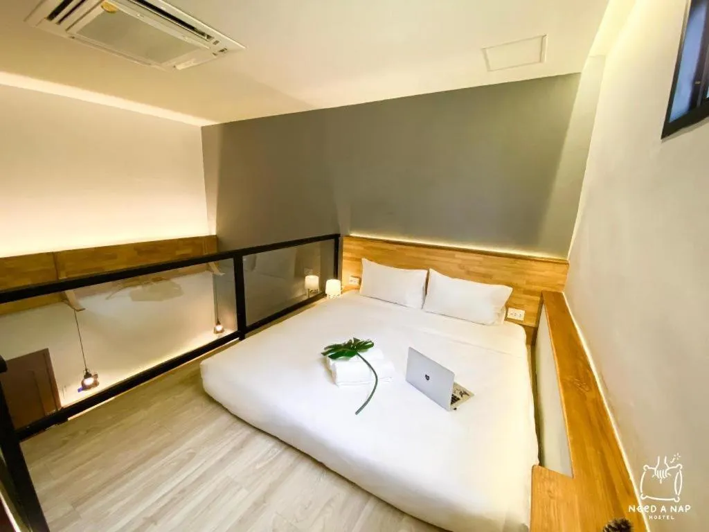 Bed in Need a Nap Hostel Phrae