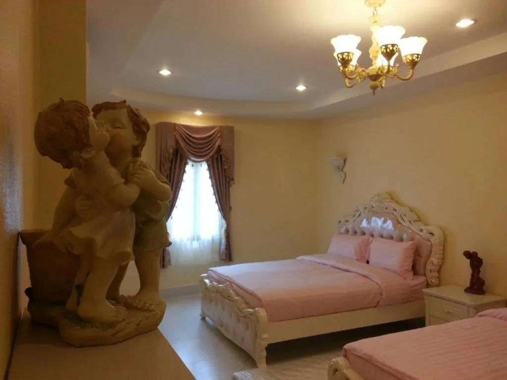 Bed in Chateau de Sangkhlaburi