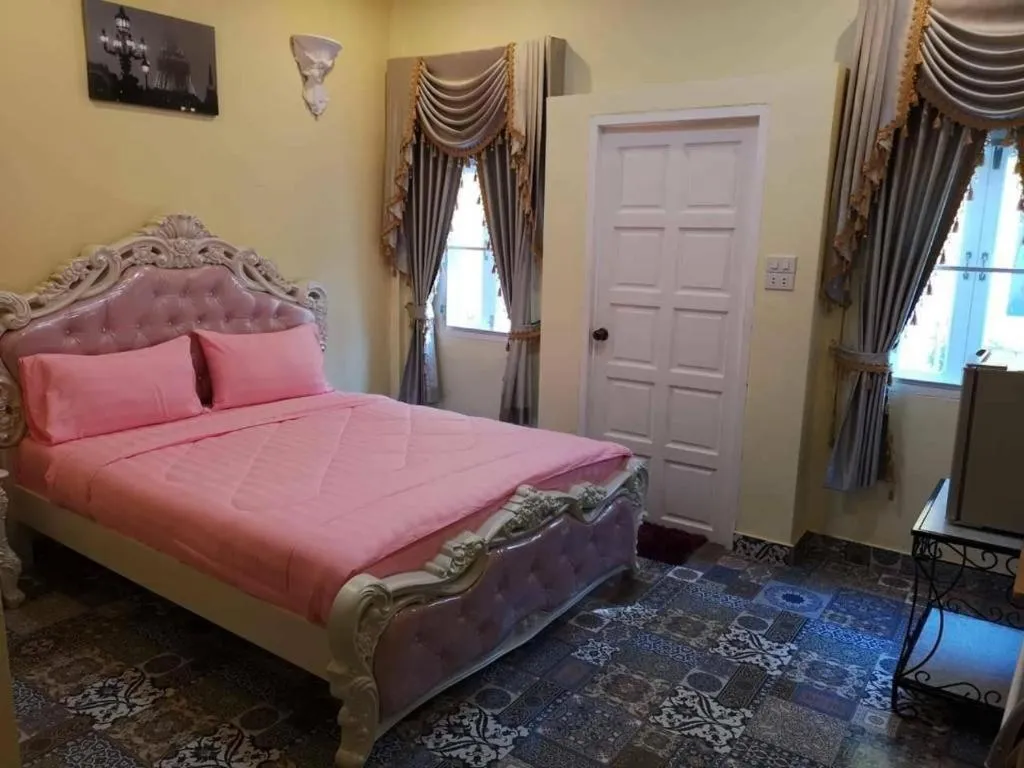 Bed in Chateau de Sangkhlaburi