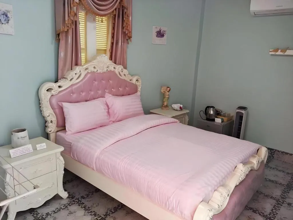 Bed in Chateau de Sangkhlaburi