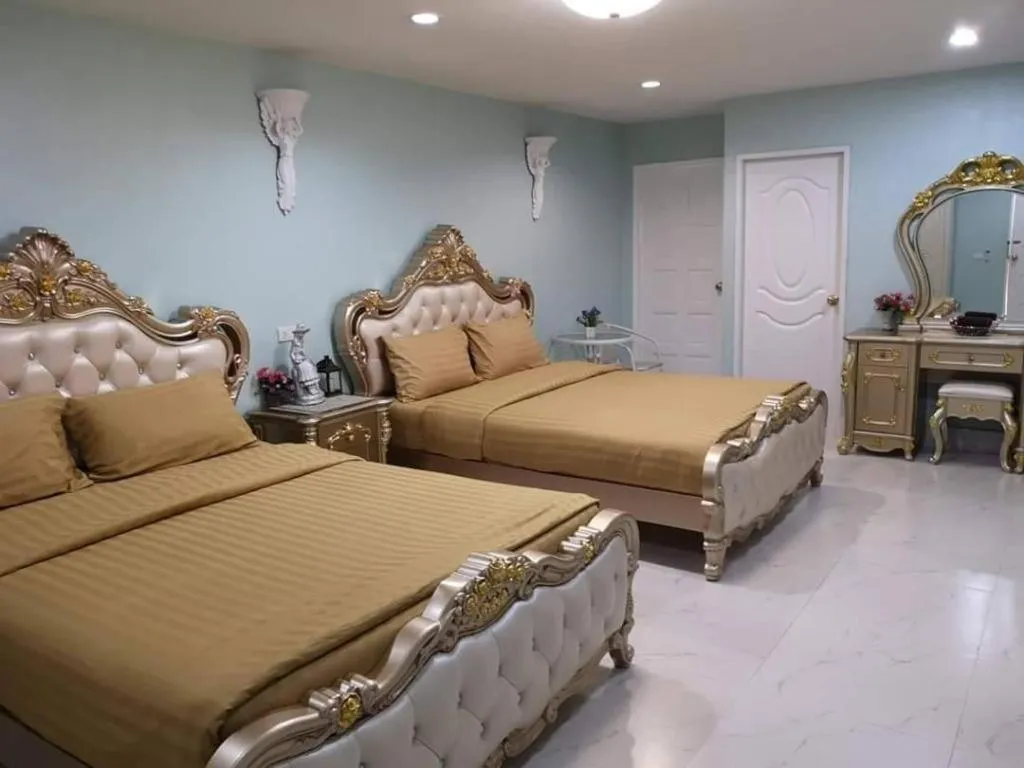 Bed in Chateau de Sangkhlaburi