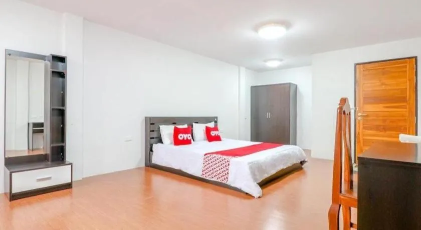 Bed in OYO 935 The Palm Apartment