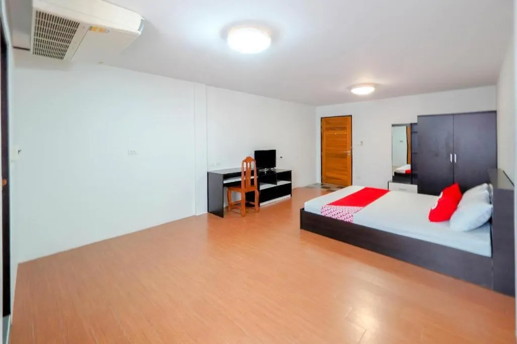 Bed in OYO 935 The Palm Apartment