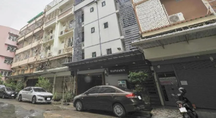 OYO 935 The Palm Apartment