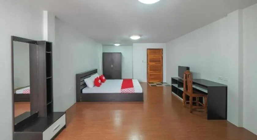 Bed in OYO 935 The Palm Apartment