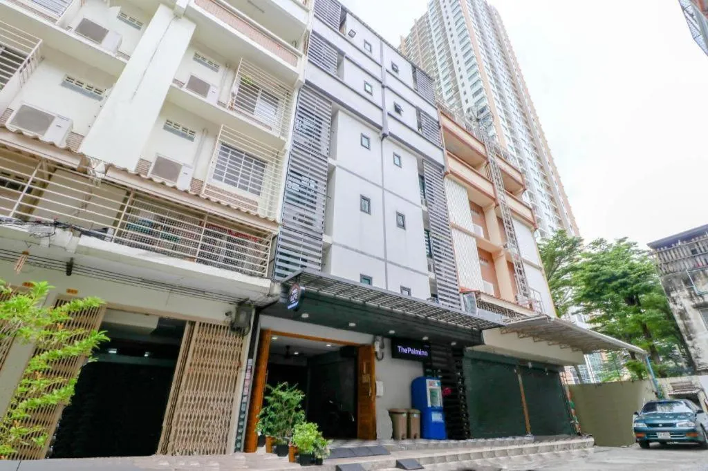 OYO 935 The Palm Apartment