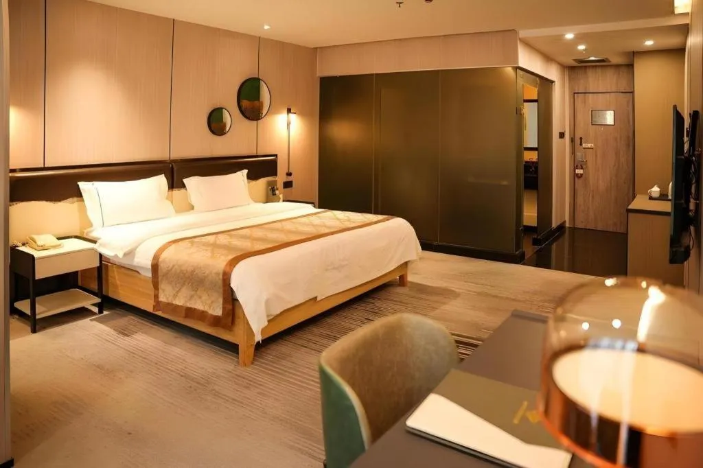 Bed in Golden Central Hotel Shenzhen