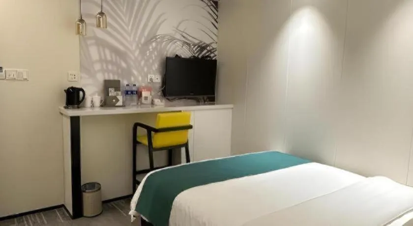 Bed in Golden Central Hotel Shenzhen