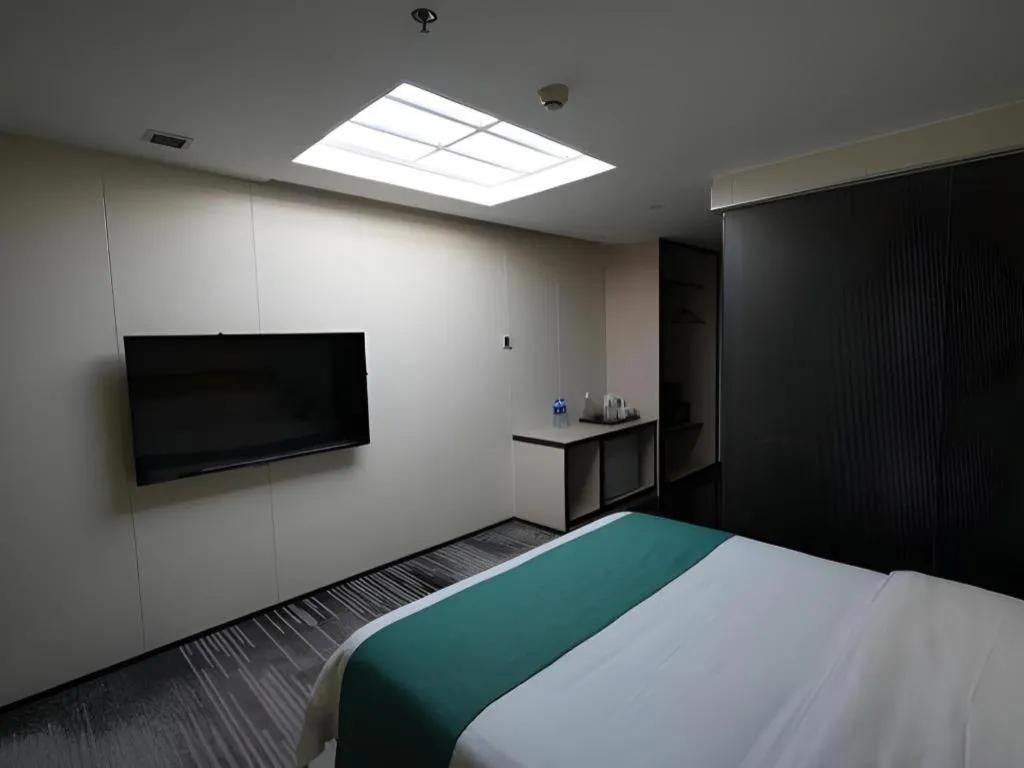 Bed in Golden Central Hotel Shenzhen