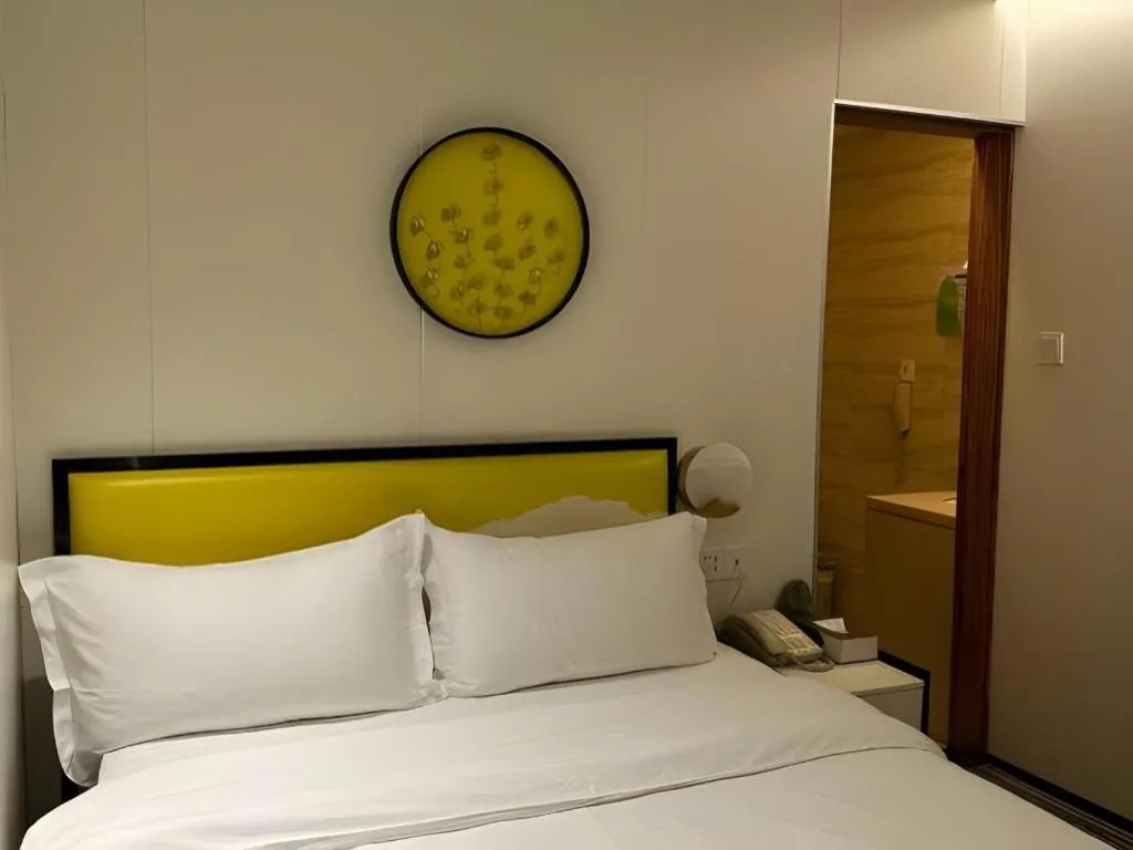 Bed in Golden Central Hotel Shenzhen