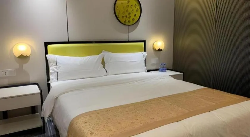 Bed in Golden Central Hotel Shenzhen