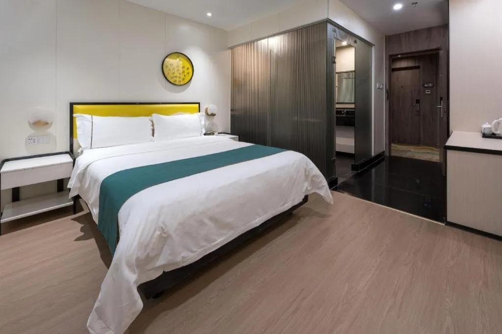 Bed in Golden Central Hotel Shenzhen