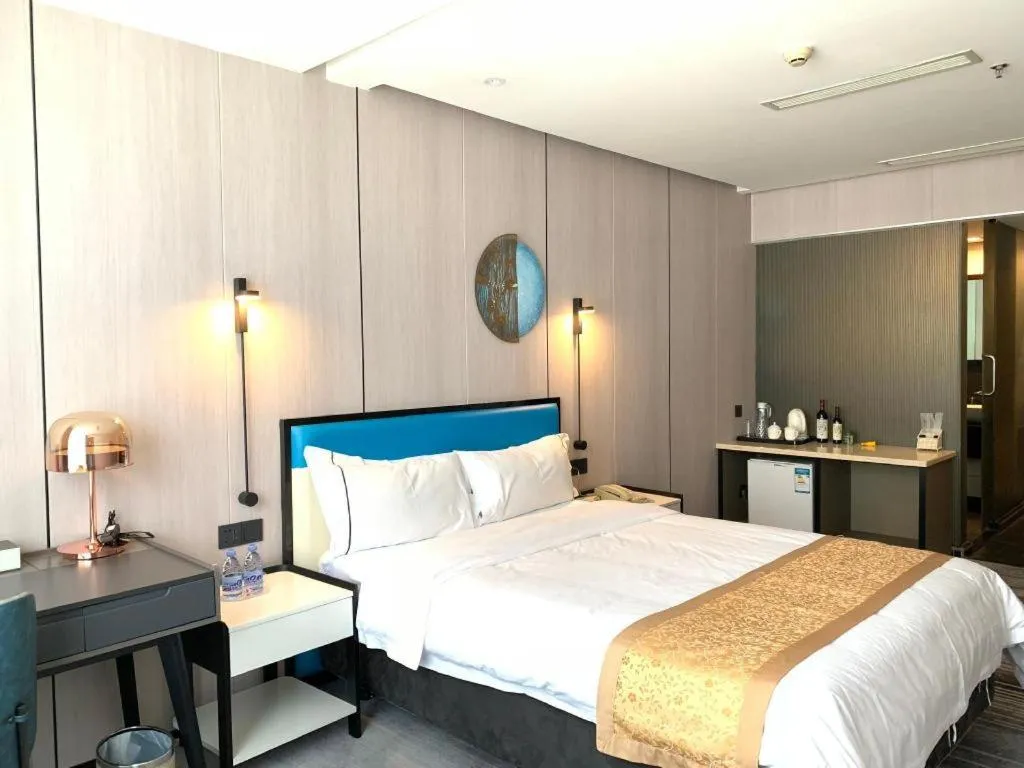 Bed in Golden Central Hotel Shenzhen