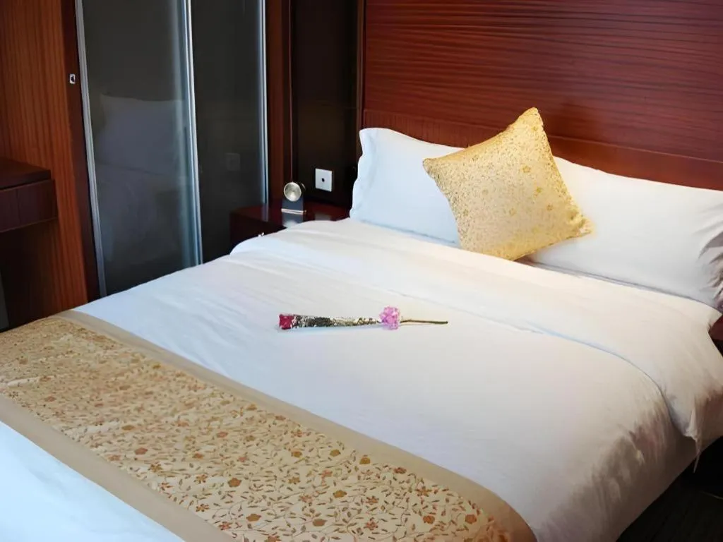 Bed in Golden Central Hotel Shenzhen