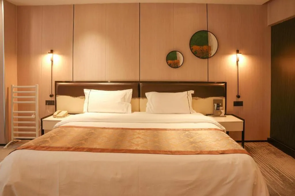 Bed in Golden Central Hotel Shenzhen