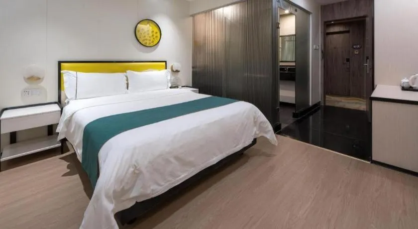 Bed in Golden Central Hotel Shenzhen