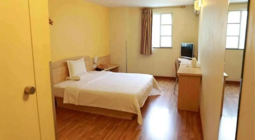 Bed in 7 Days Inn Huizhou Daya Bay Wanda Plaza
