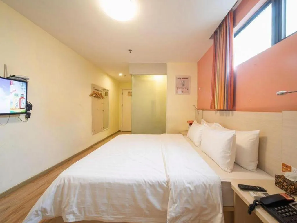 Bed in 7 Days Inn Huizhou Daya Bay Wanda Plaza