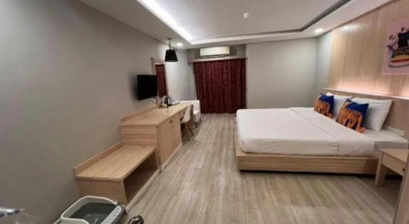 Bed in OYO 1126 Curve Boutique Pattaya