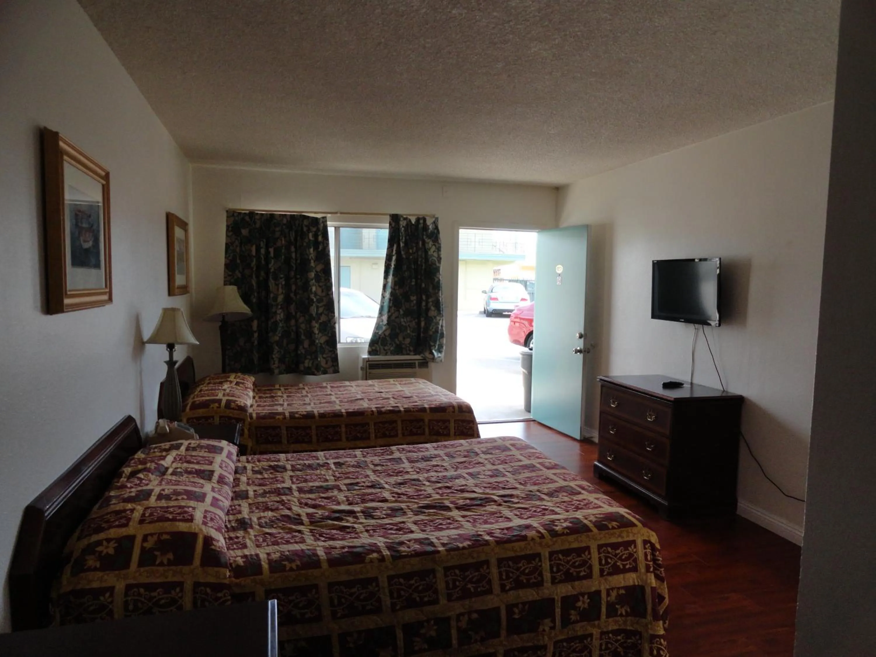 Bedroom, Bed in Travel Inn