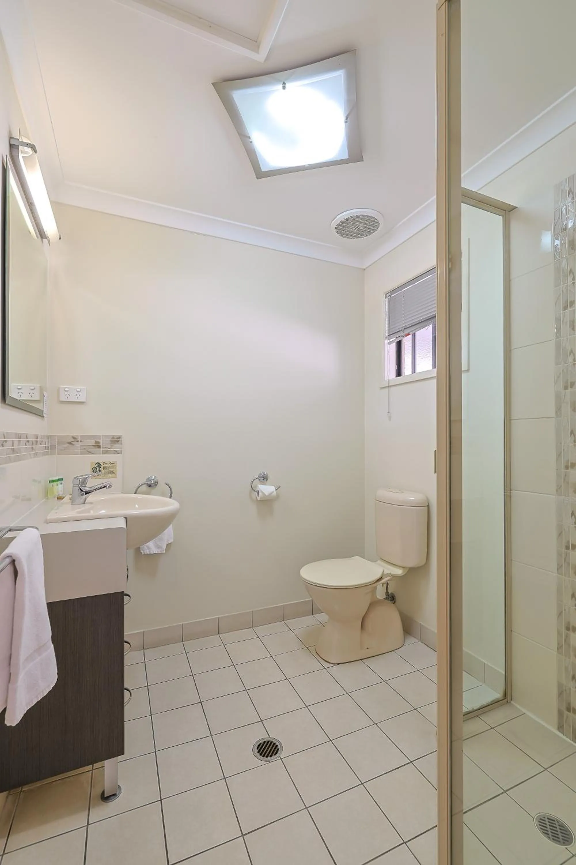 Bathroom in Emerald Central Palms Motel