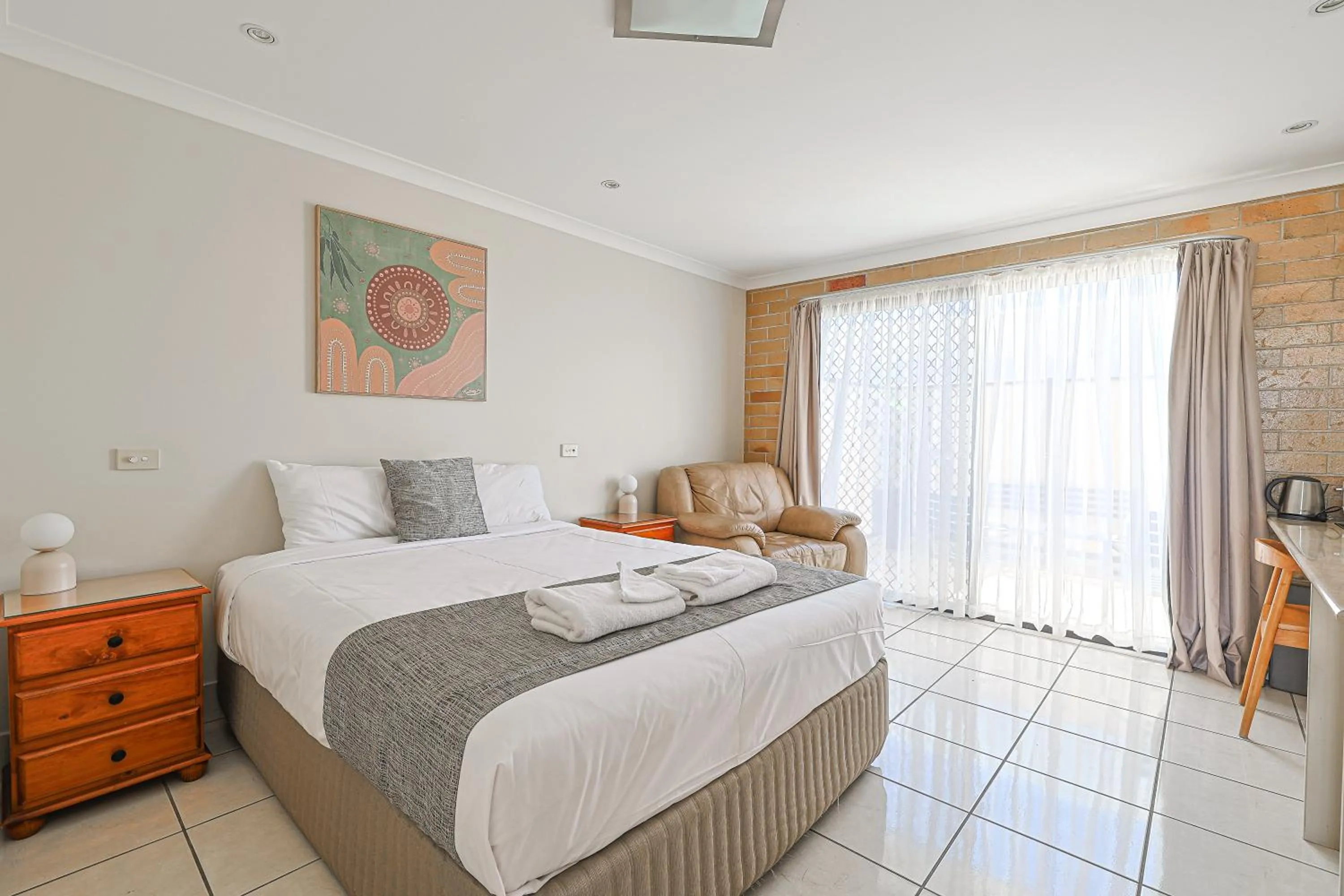 View (from property/room), Bed in Emerald Central Palms Motel