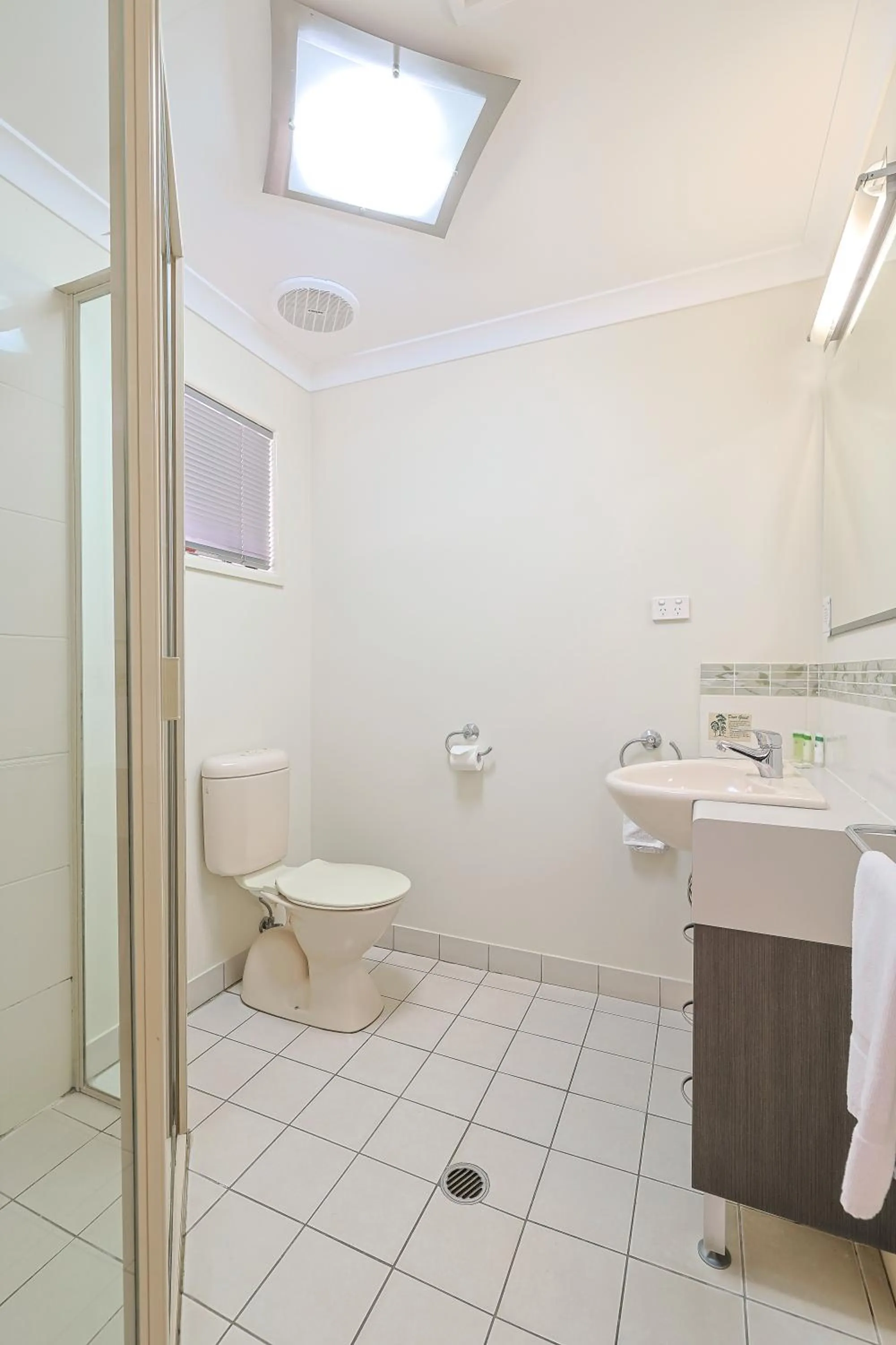 Bathroom in Emerald Central Palms Motel