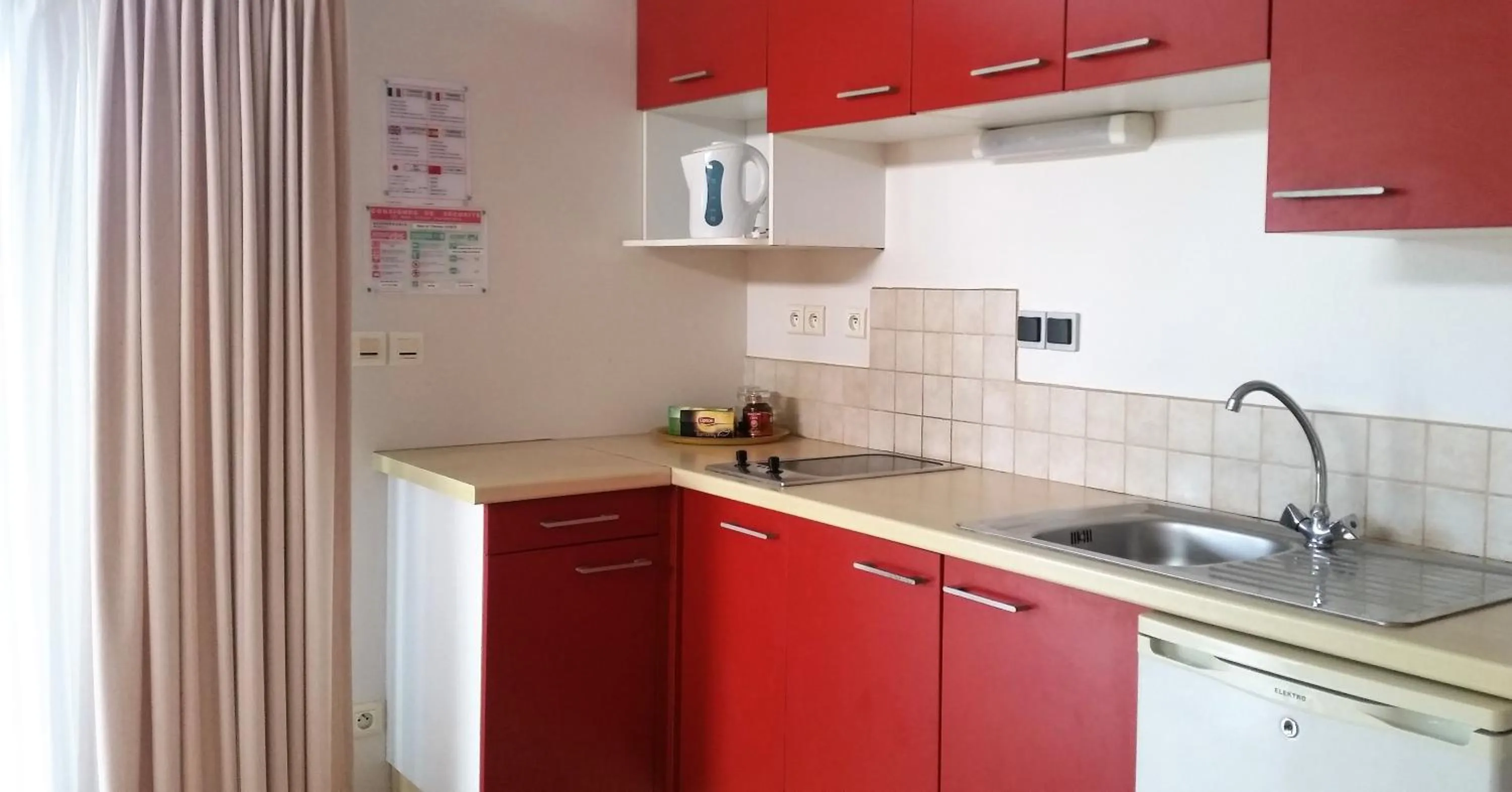 Kitchen or kitchenette in Fare Suisse Tahiti - Guesthouse