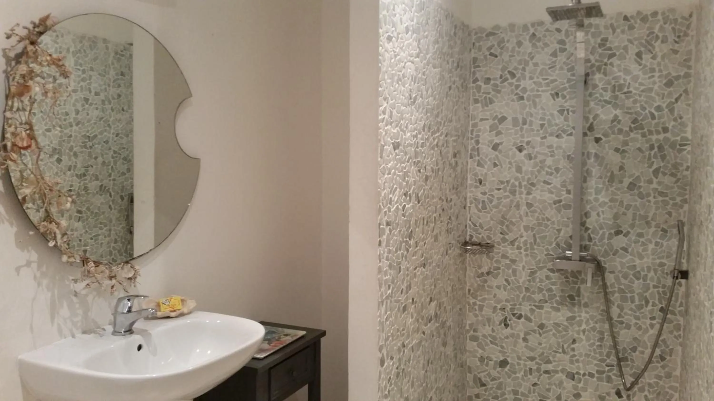 Bathroom in Fare Suisse Tahiti - Guesthouse