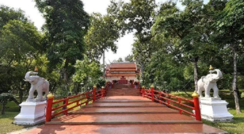 NEAR THE PARK BACKPACK HOUSE