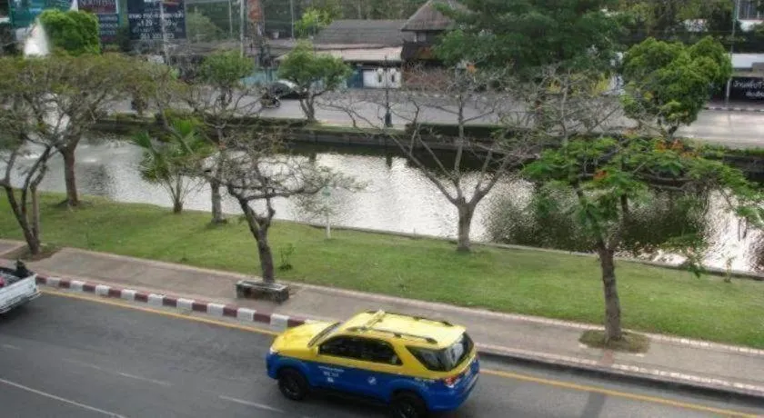 NEAR THE PARK BACKPACK HOUSE