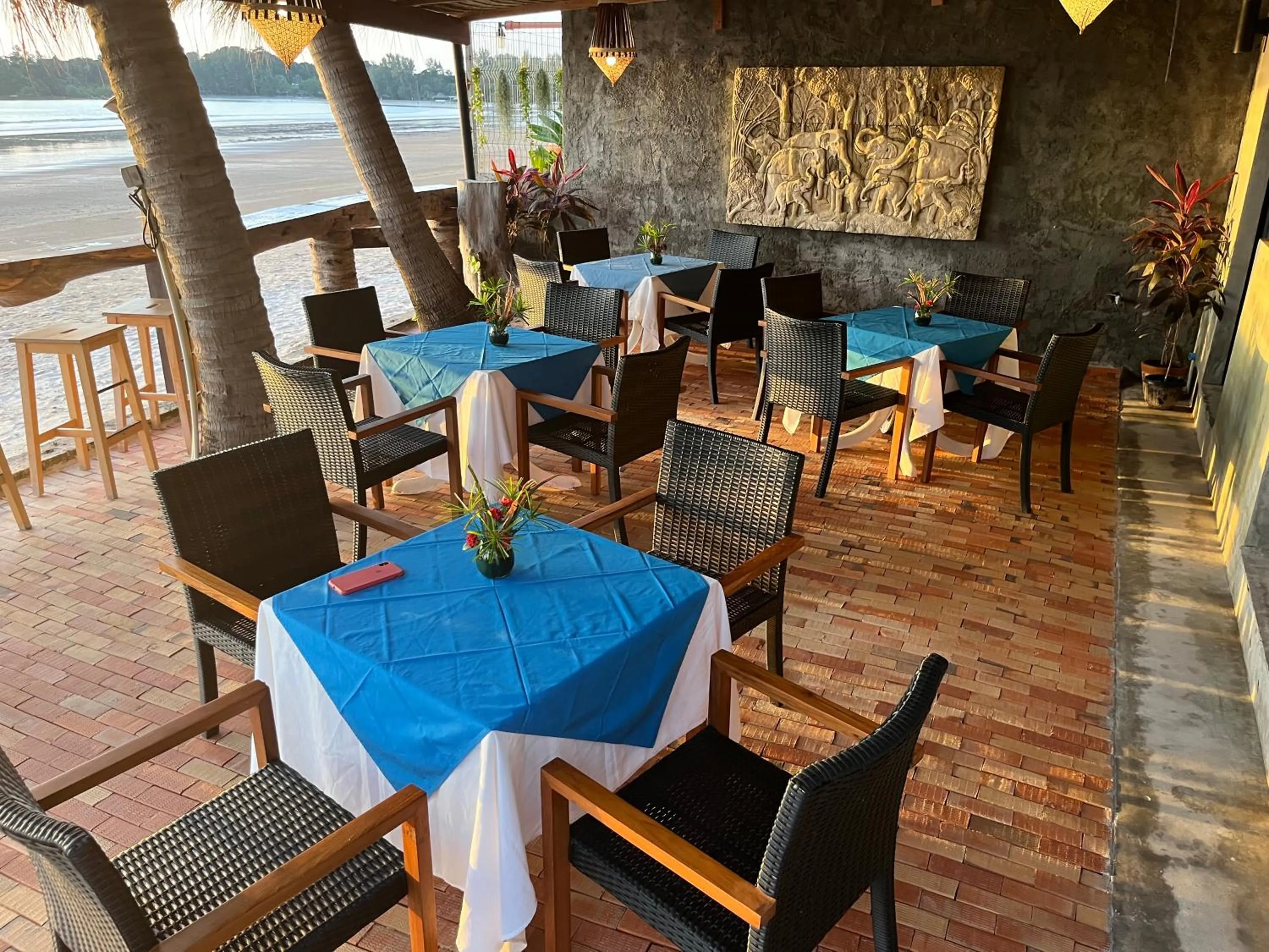 Restaurant/places to eat in Noble House Beach Resort