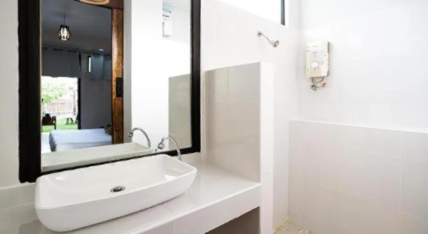 croissant hotel and cafe