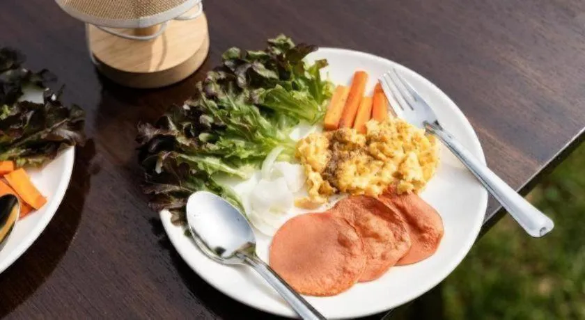 croissant hotel and cafe