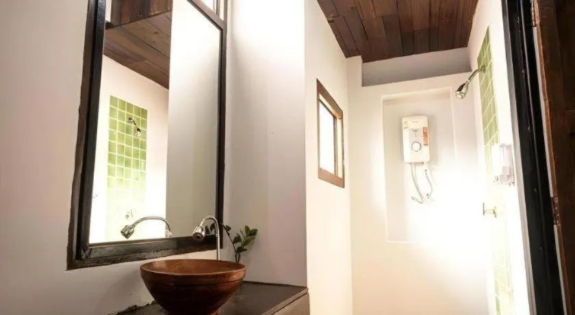 croissant hotel and cafe