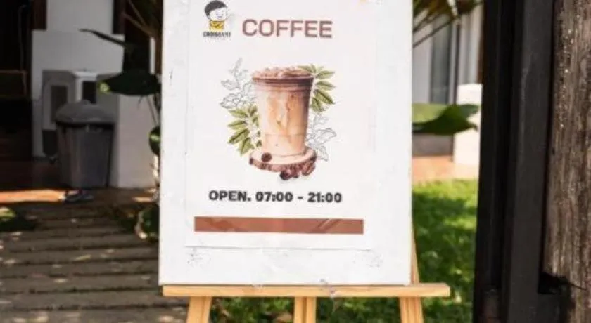 croissant hotel and cafe