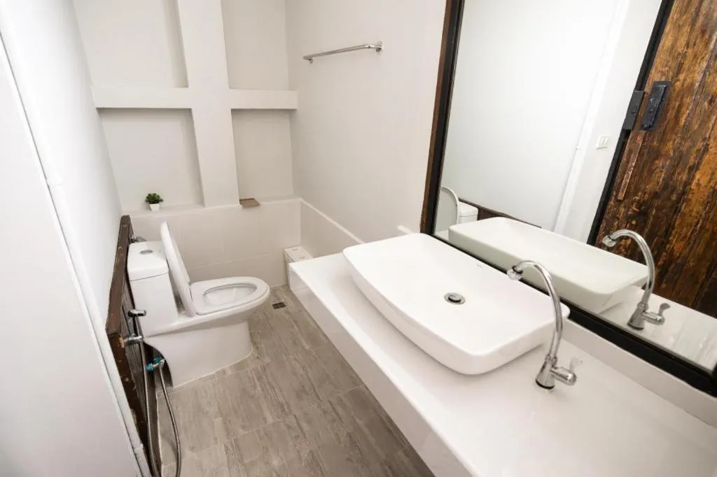 croissant hotel and cafe