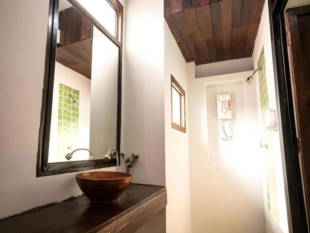 croissant hotel and cafe