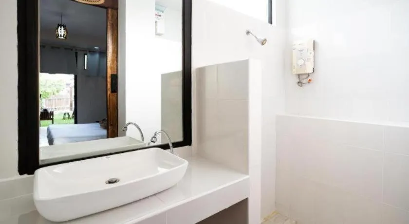 croissant hotel and cafe