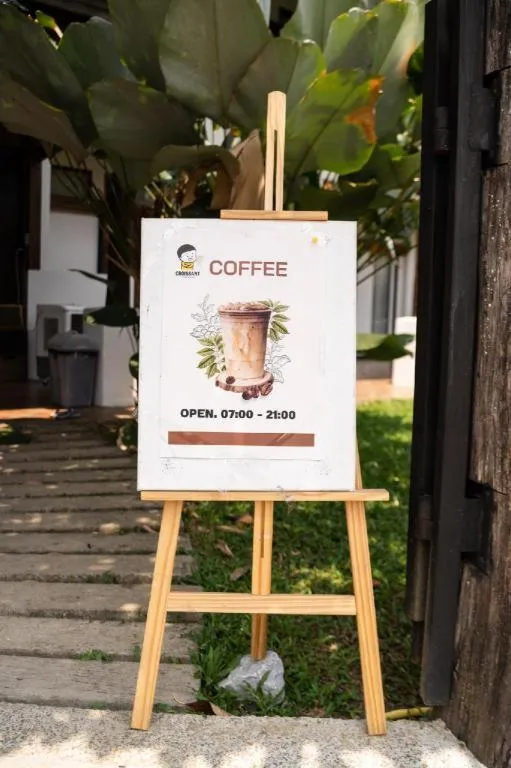 croissant hotel and cafe