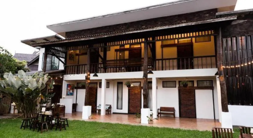 croissant hotel and cafe