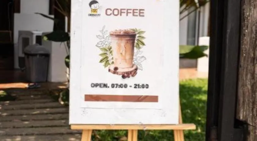 croissant hotel and cafe