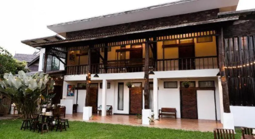 croissant hotel and cafe