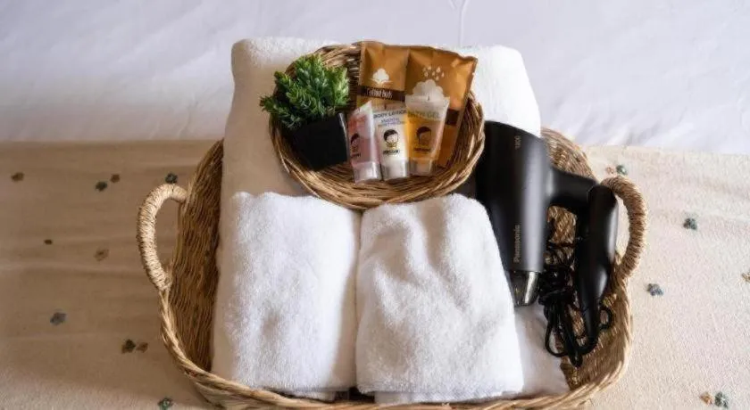 croissant hotel and cafe