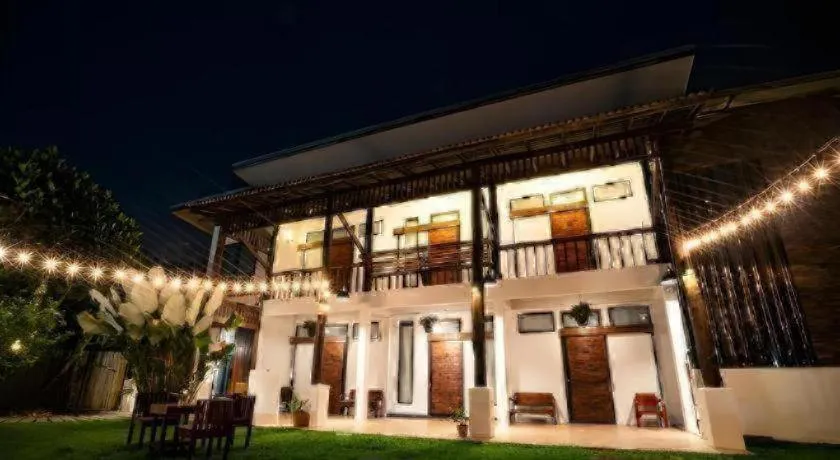 croissant hotel and cafe